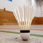 Standbild? Wegen der intensiven Bodenhaftung in dieser Halle? Oder einfach nur gut fotografiert, im genau richtigen Moment des Aufkommens abgedrückt? Federball