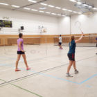 Ladies versus Gentlemen (rechts), und Gentlemen unter sich (links) Badminton