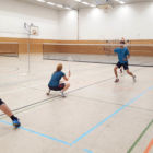 Mixed ( Sandra & Heiko, gehockt und gestreckt) versus Marvin & Jens (Herren-Doppel, jenseits des Netzes) Badminton Mixed