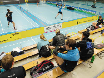 Stefan und Saskia spielen sich ein, vor dem Herreineinzel und Dameneinzel Badminton-Spieltag, Kreisliga: 1. BC Beuel 8 gegen TV Jahn Wahn 1 | 29.01.2022