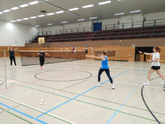 Damendoppel: Selina und Astrid (links) vs. Regina und Saskia (rechts) Badminton Damendoppel
