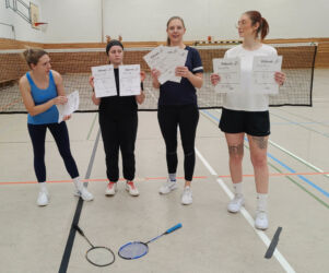 Regina, Astrid, Selina, Saskia. Gut sortiert. Badminton Vereinsmeisterschaft Teilnehmerinnen mit Urkinden