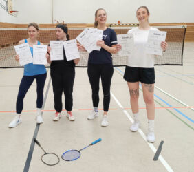 So sehen Siegerinnen aus: Regina, Astrid, Selina, Saskia. Badminton Vereinsmeisterschaft 2024 TV Jahn Wahn, Köln-Porz